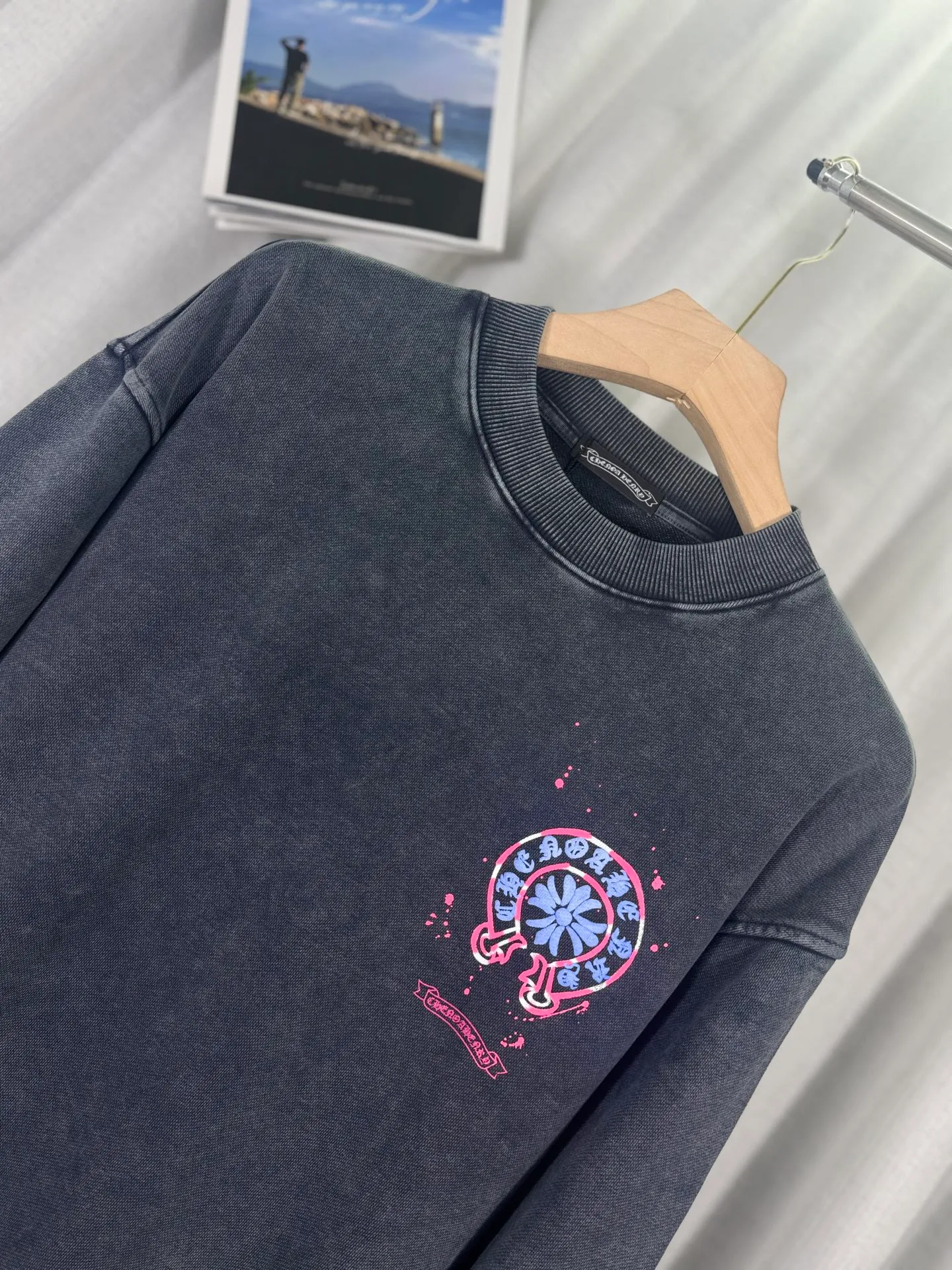 P270 top version, real shot without P, ​​different from market currency) 𝗖𝗵𝗿𝗼𝗺𝗲 𝗛𝗲𝗮𝗿𝘁𝘀/Croxin 2025 3D three-dimensional autumn and winter new original single counter American laser burnt 3D offset printing couple casual sweatshirt 👑The highest version! Customized fabric 430g tripe terry fabric! American pickling and distressing, fried snowflakes, 3D offset printing, best-selling model at the counter, very comfortable to wear. Accessories: original molded and authenticated collar label➕100% silk wash water label. Genuine purchase-grade original hangtag➕matching hanging rope➕3D hanging beads➕original packaging bag. Craftsmanship: The original version has consistent wiring! The highest version of the armhole matching technique! Color: Gray Black Size: S M L XL Style No.: 9317